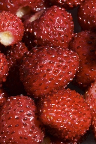 Strawberries for 320 x 480 iPhone resolution