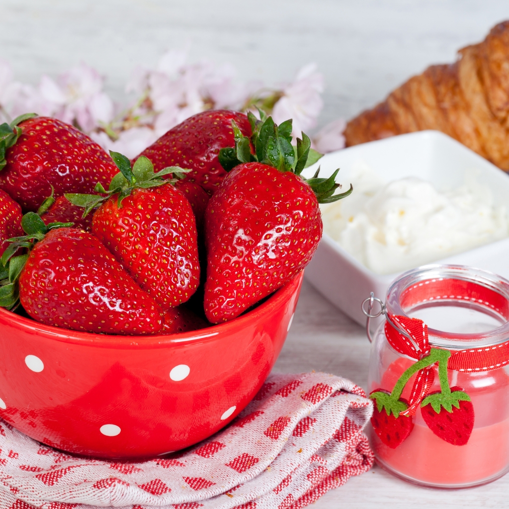 Strawberries and Sour Cream for 1024 x 1024 iPad resolution