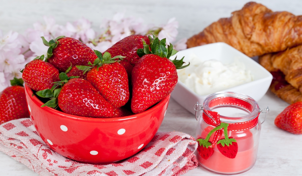 Strawberries and Sour Cream for 1024 x 600 widescreen resolution