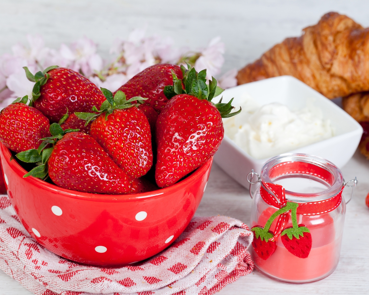 Strawberries and Sour Cream for 1280 x 1024 resolution