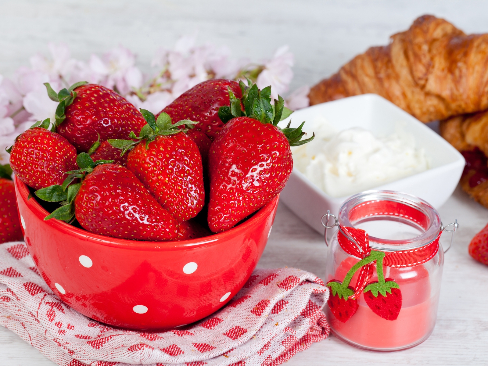 Strawberries and Sour Cream for 1600 x 1200 resolution
