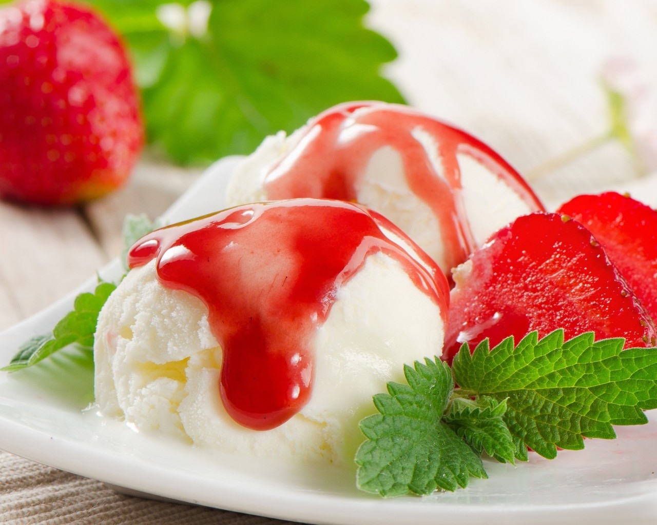 Strawberry Ice Cream for 1280 x 1024 resolution