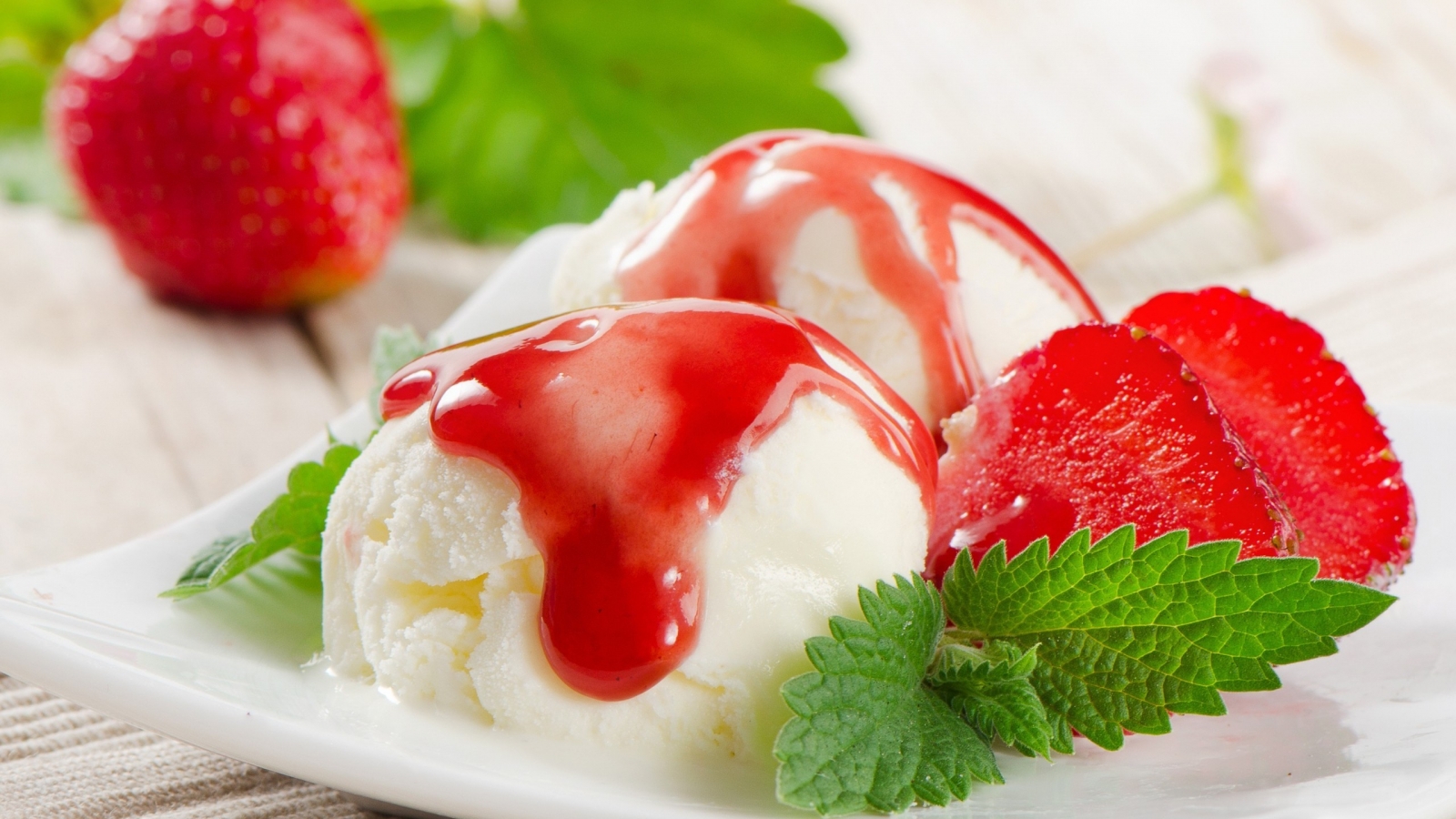 Strawberry Ice Cream for 1600 x 900 HDTV resolution