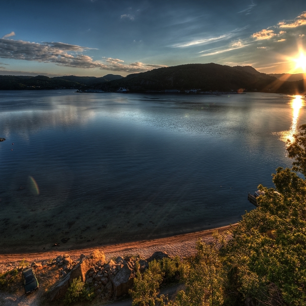 Stunning Lake Sunset for 1024 x 1024 iPad resolution