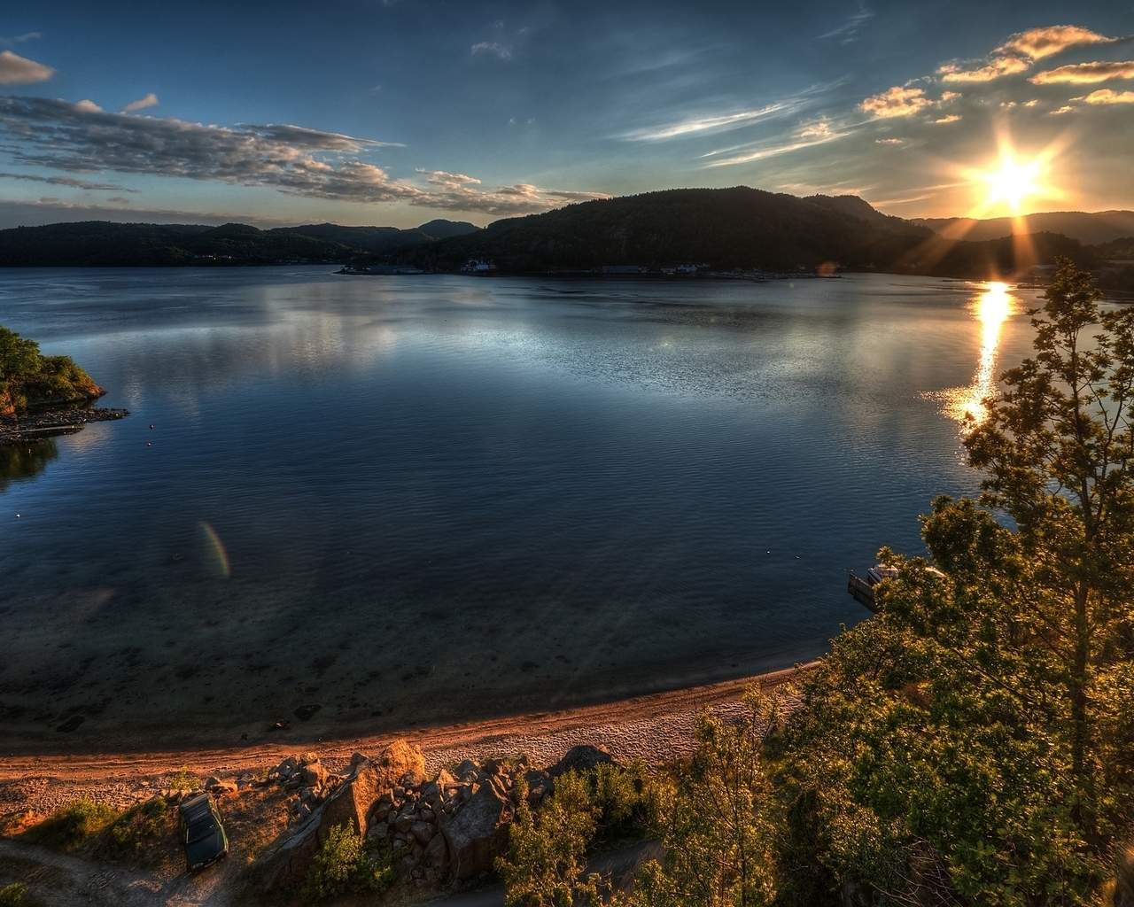 Stunning Lake Sunset for 1280 x 1024 resolution