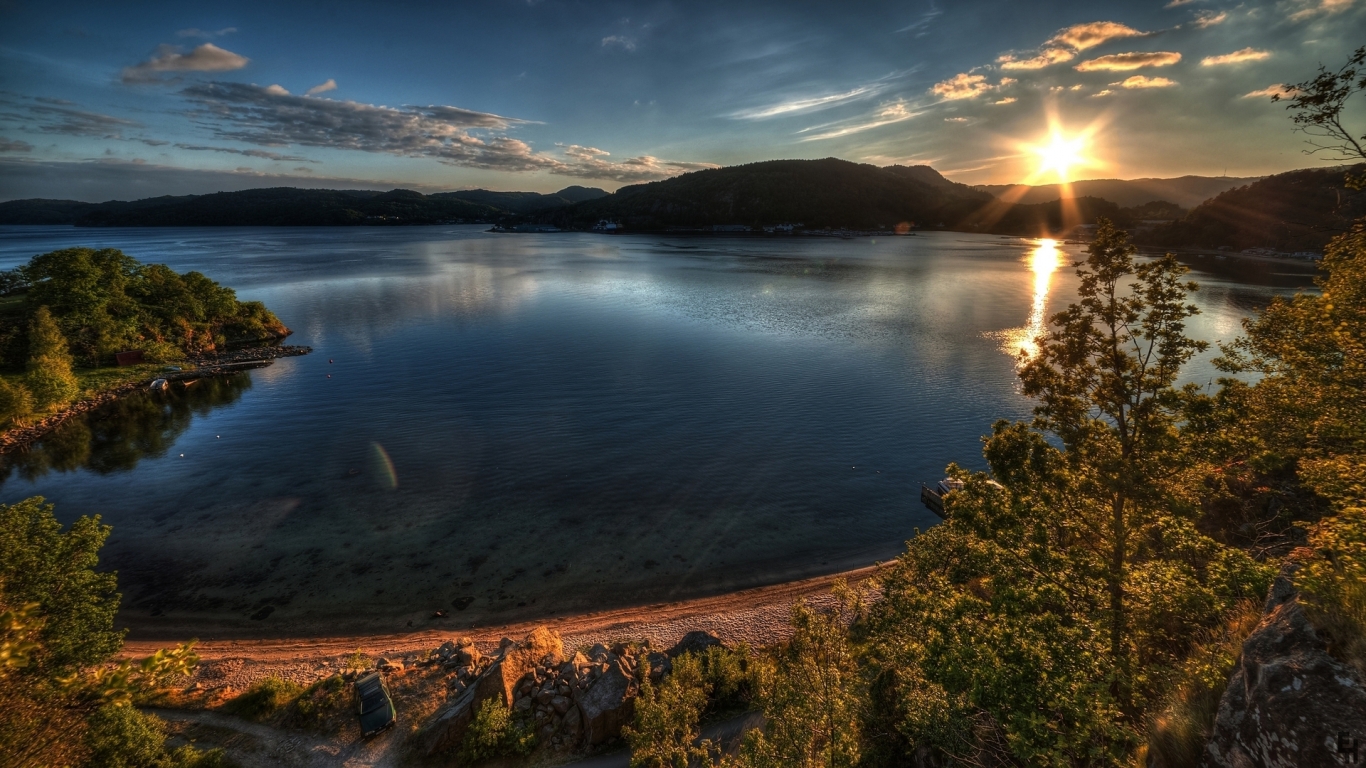 Stunning Lake Sunset for 1366 x 768 HDTV resolution