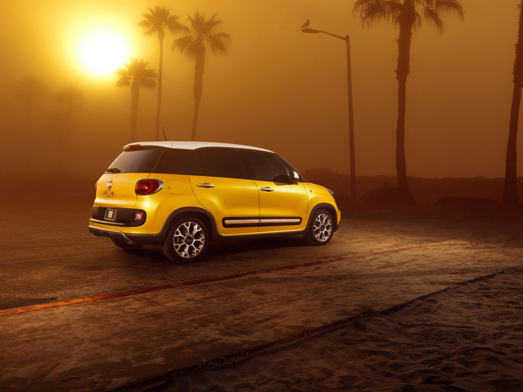 Sunset and Fiat 500L for 1024 x 768 resolution