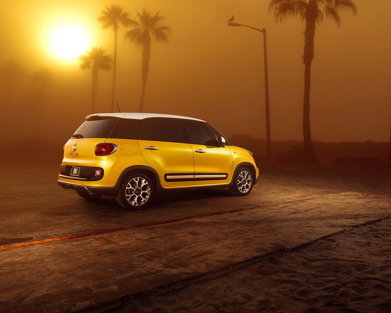 Sunset and Fiat 500L for 1280 x 1024 resolution