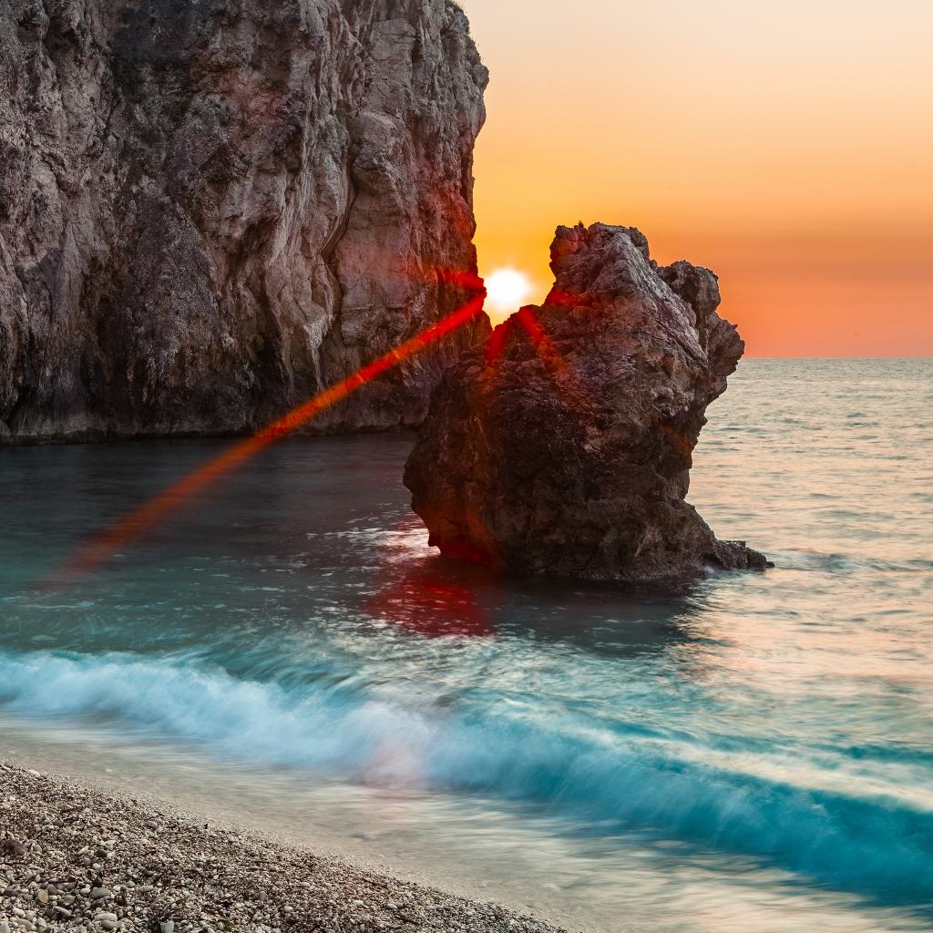 Sunset Between Rocks for 1024 x 1024 iPad resolution
