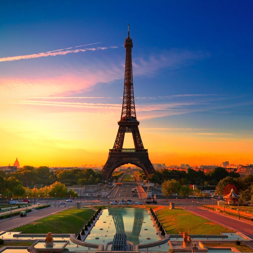 Sunset in Paris for 1024 x 1024 iPad resolution