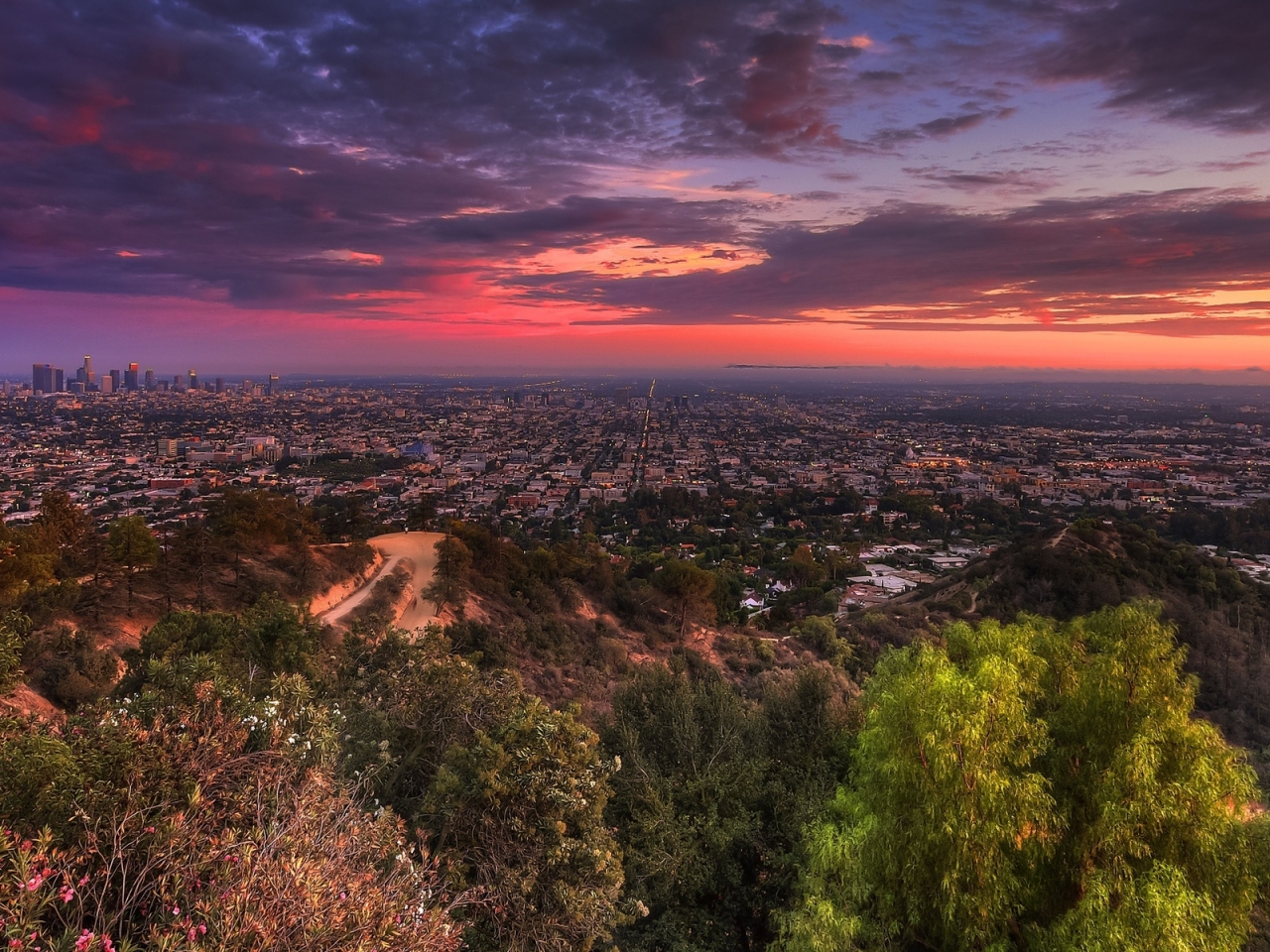 Sunset over city for 1280 x 960 resolution