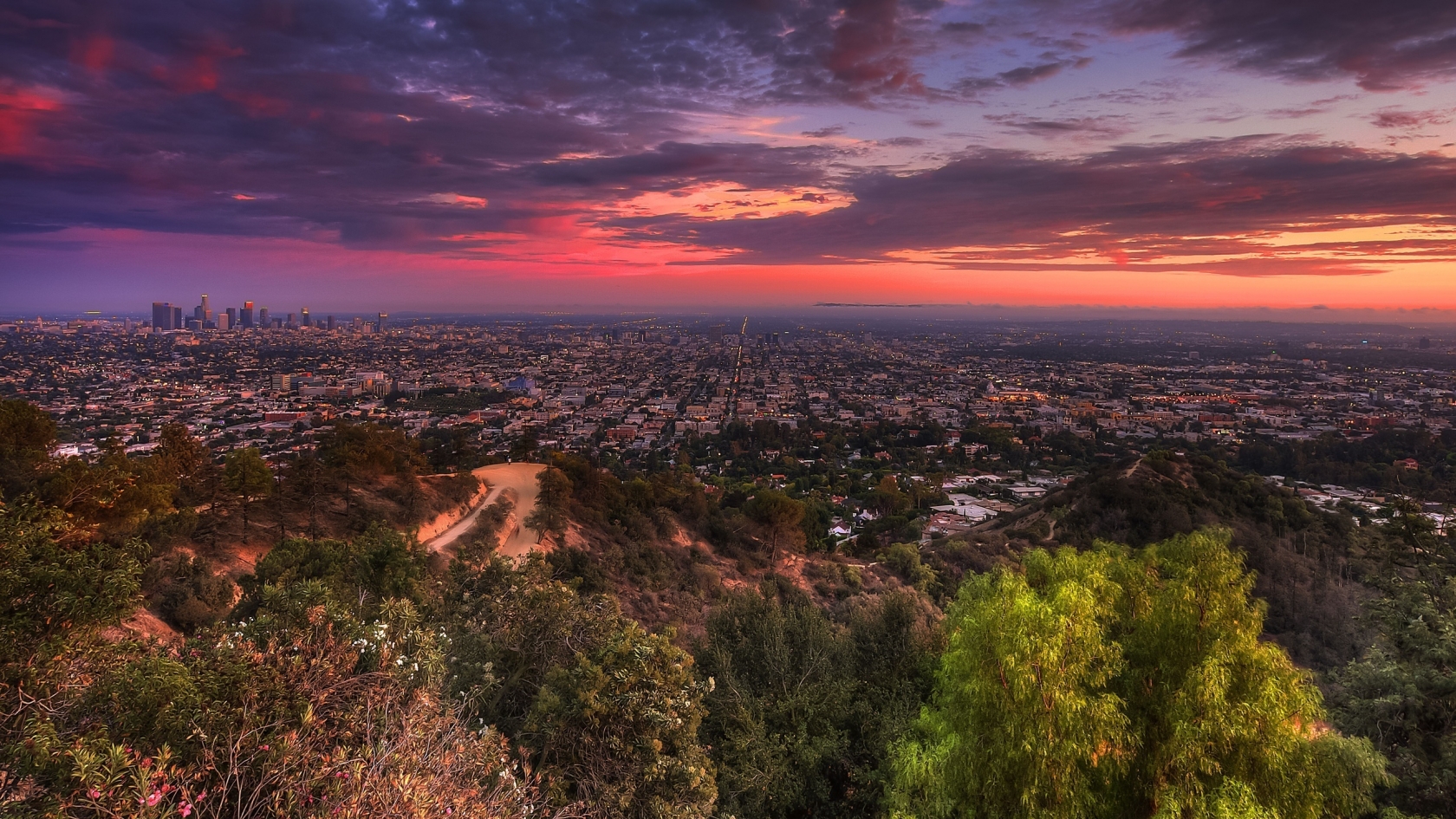 Sunset over city for 1680 x 945 HDTV resolution