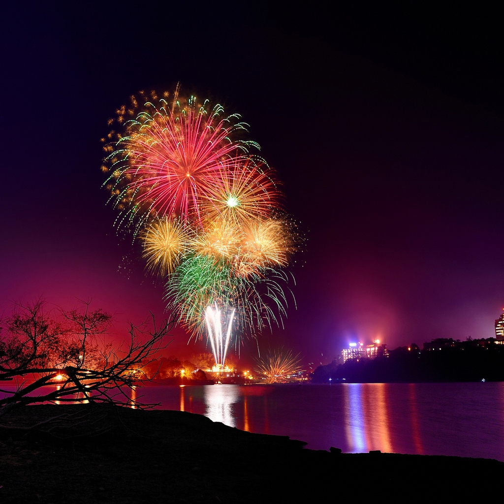 Superb Fireworks for 1024 x 1024 iPad resolution