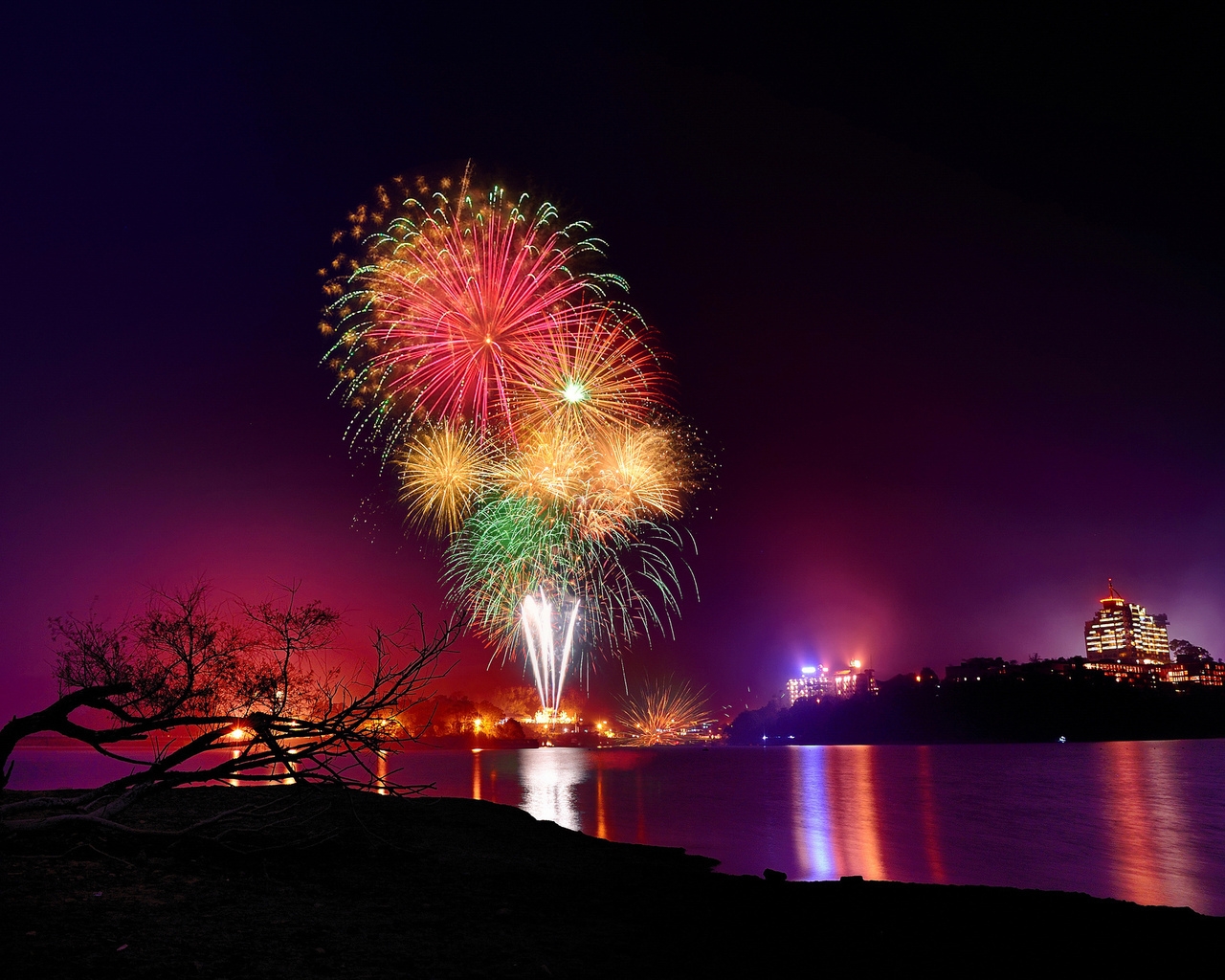 Superb Fireworks for 1280 x 1024 resolution