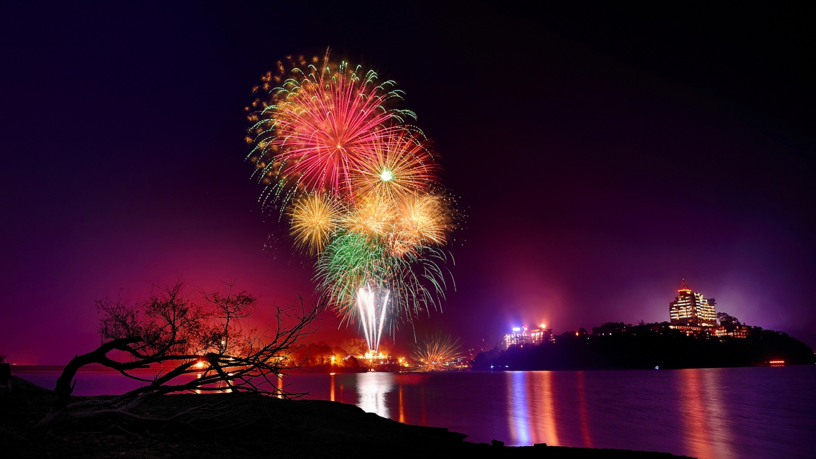 Superb Fireworks for 1600 x 900 HDTV resolution