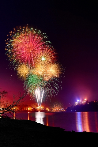 Superb Fireworks for 320 x 480 iPhone resolution