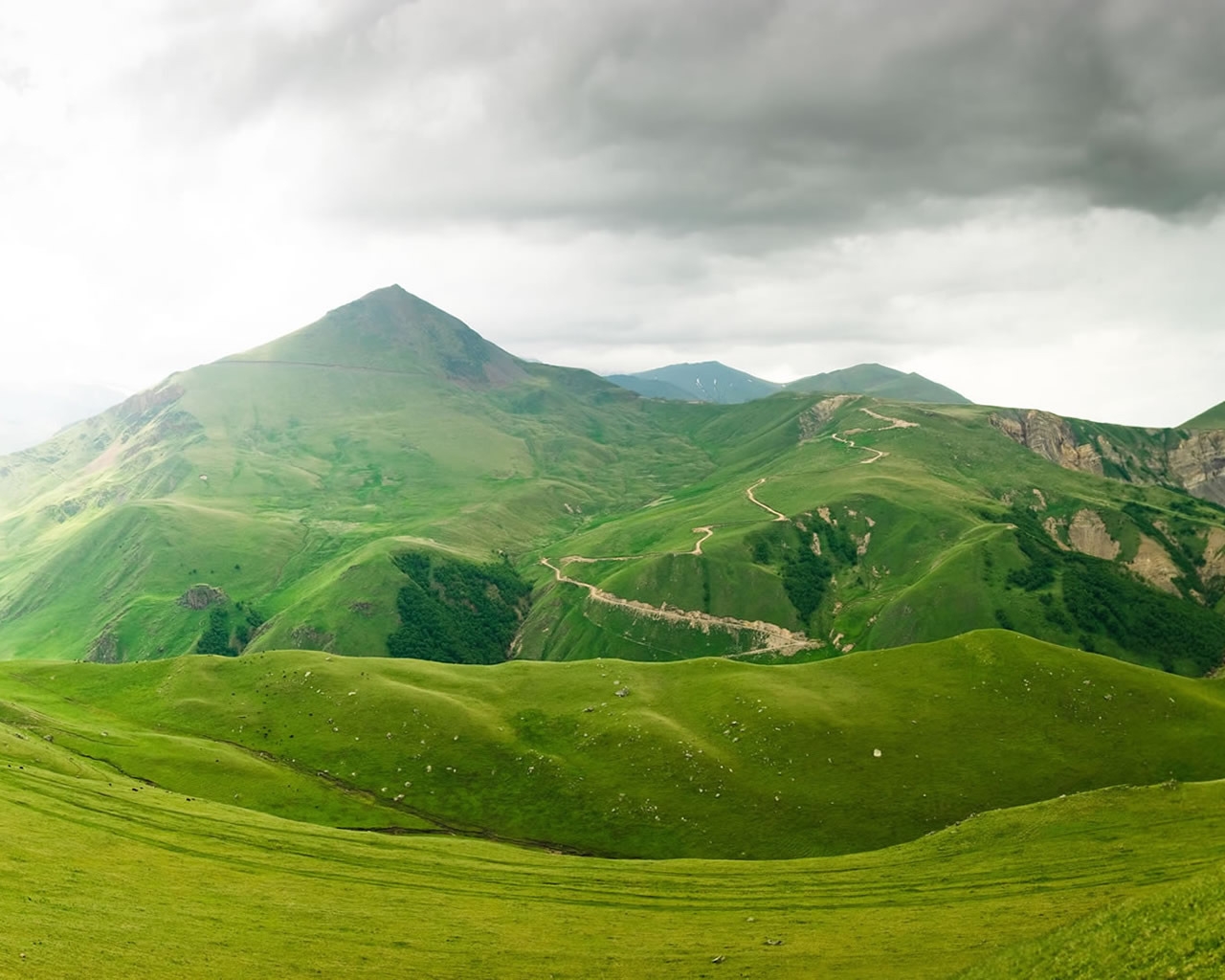 Superb Green Mountains for 1280 x 1024 resolution