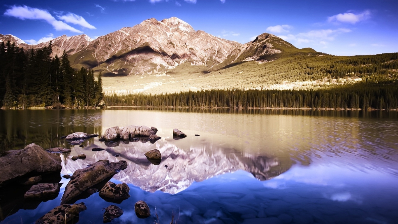 Superb Mountain photo for 1366 x 768 HDTV resolution