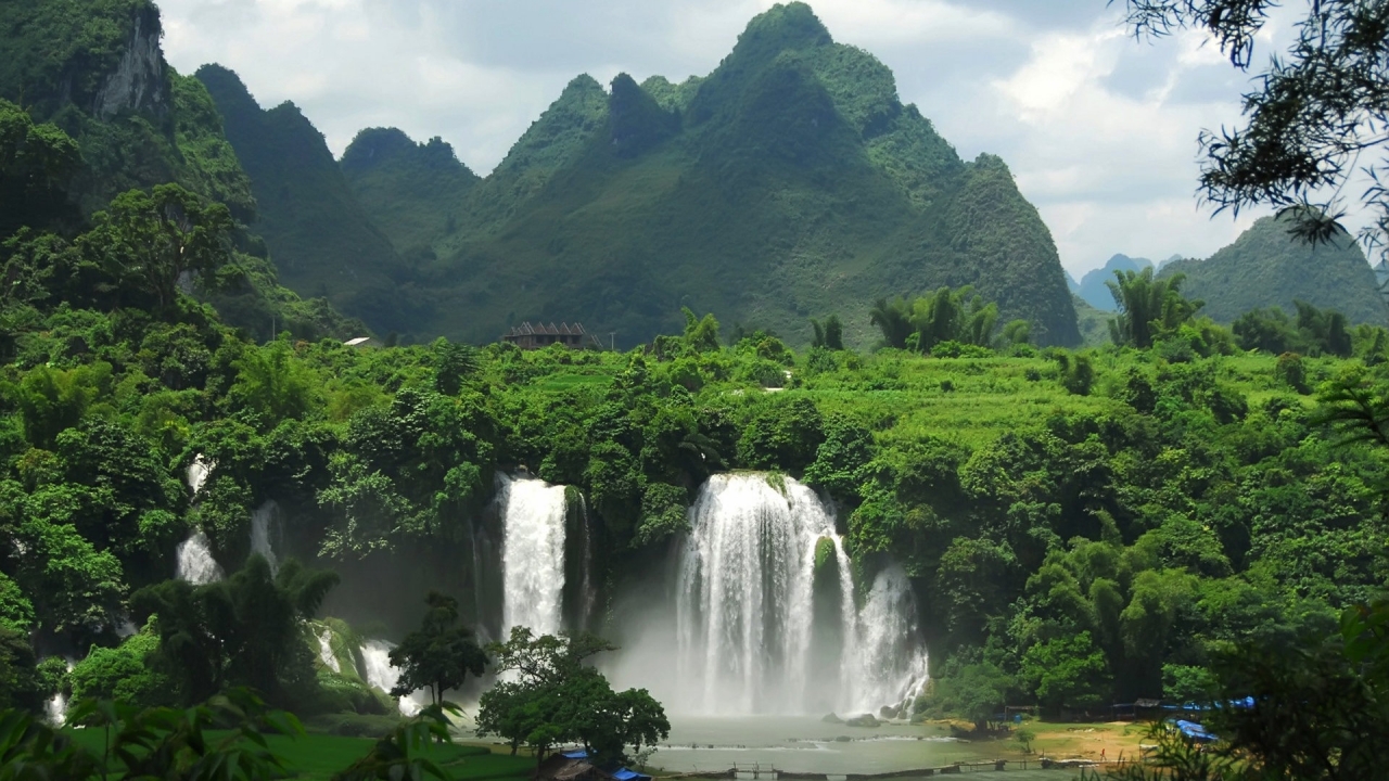 Superb Mountain Waterfall for 1280 x 720 HDTV 720p resolution