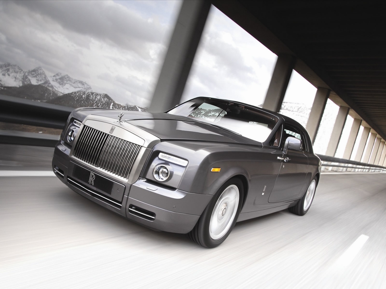Superb Silver Rolls Royce for 1280 x 960 resolution