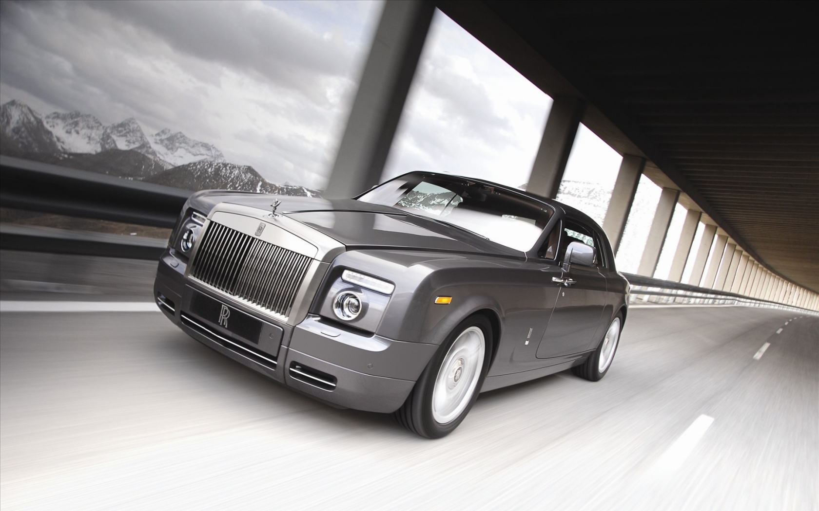 Superb Silver Rolls Royce for 1680 x 1050 widescreen resolution