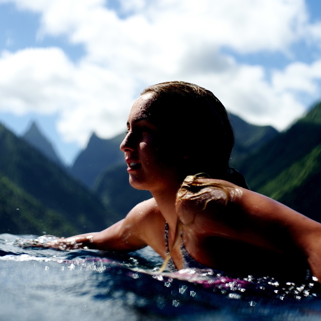 Surf Girl for 1024 x 1024 iPad resolution