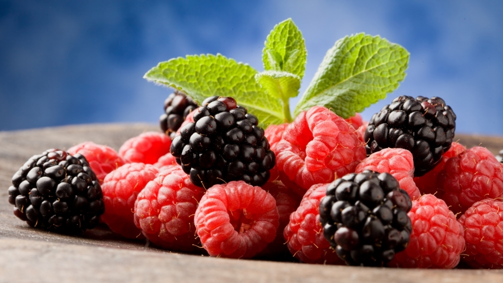 Sweet Berries for 1600 x 900 HDTV resolution