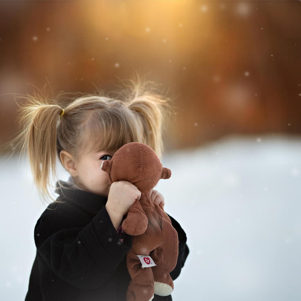 Sweet Little Girl With Her Toy  for 1024 x 1024 iPad resolution