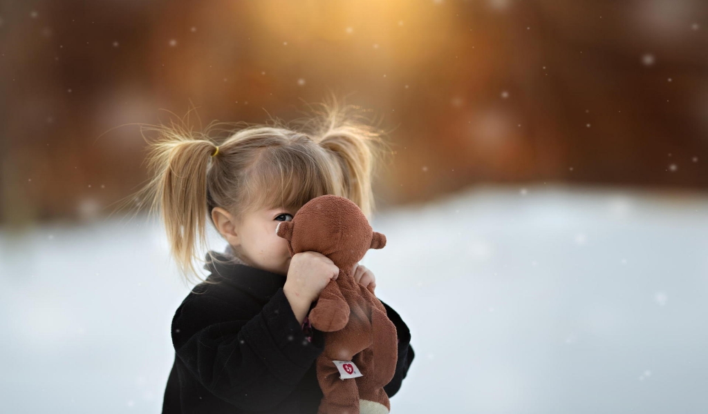 Sweet Little Girl With Her Toy  for 1024 x 600 widescreen resolution