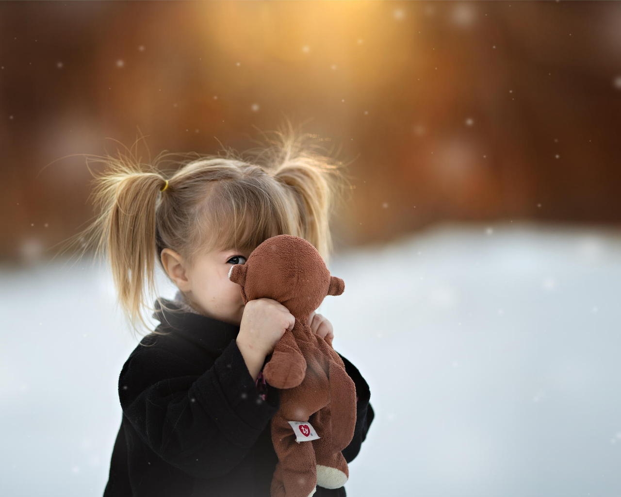 Sweet Little Girl With Her Toy  for 1280 x 1024 resolution