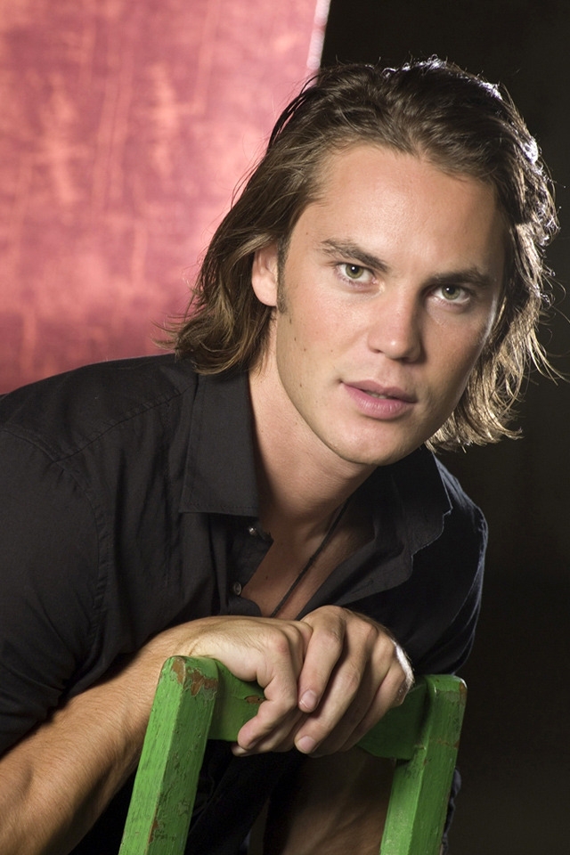 Taylor Kitsch for 640 x 960 iPhone 4 resolution