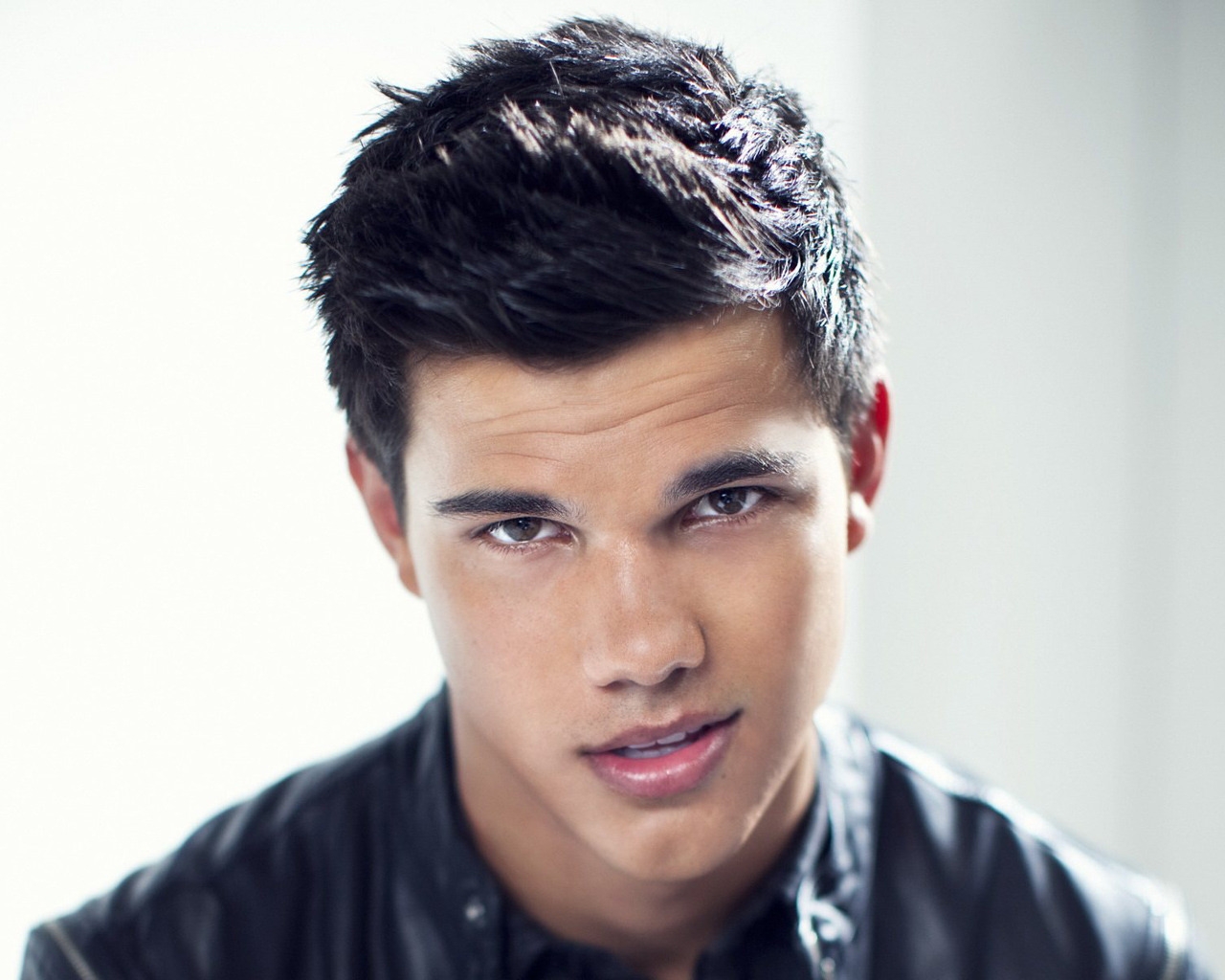 Taylor Lautner Look for 1280 x 1024 resolution