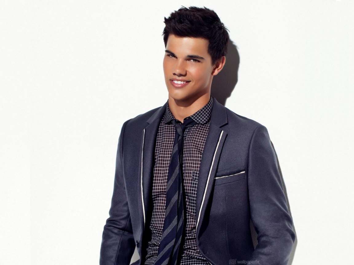Taylor Lautner Suit for 1152 x 864 resolution