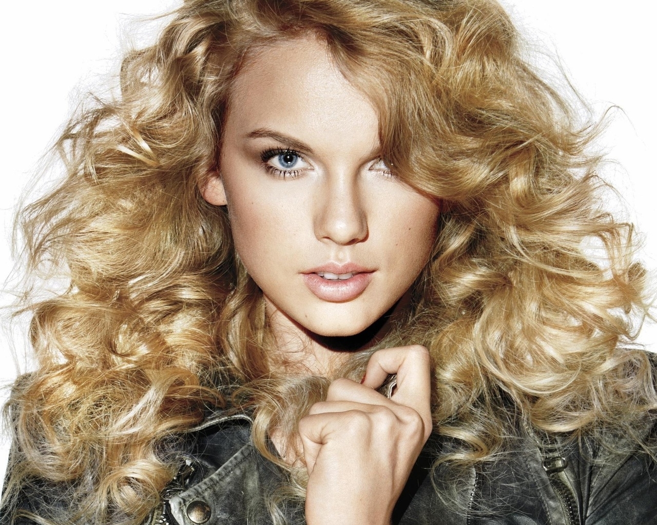 Taylor Swift Curly Hair for 1280 x 1024 resolution