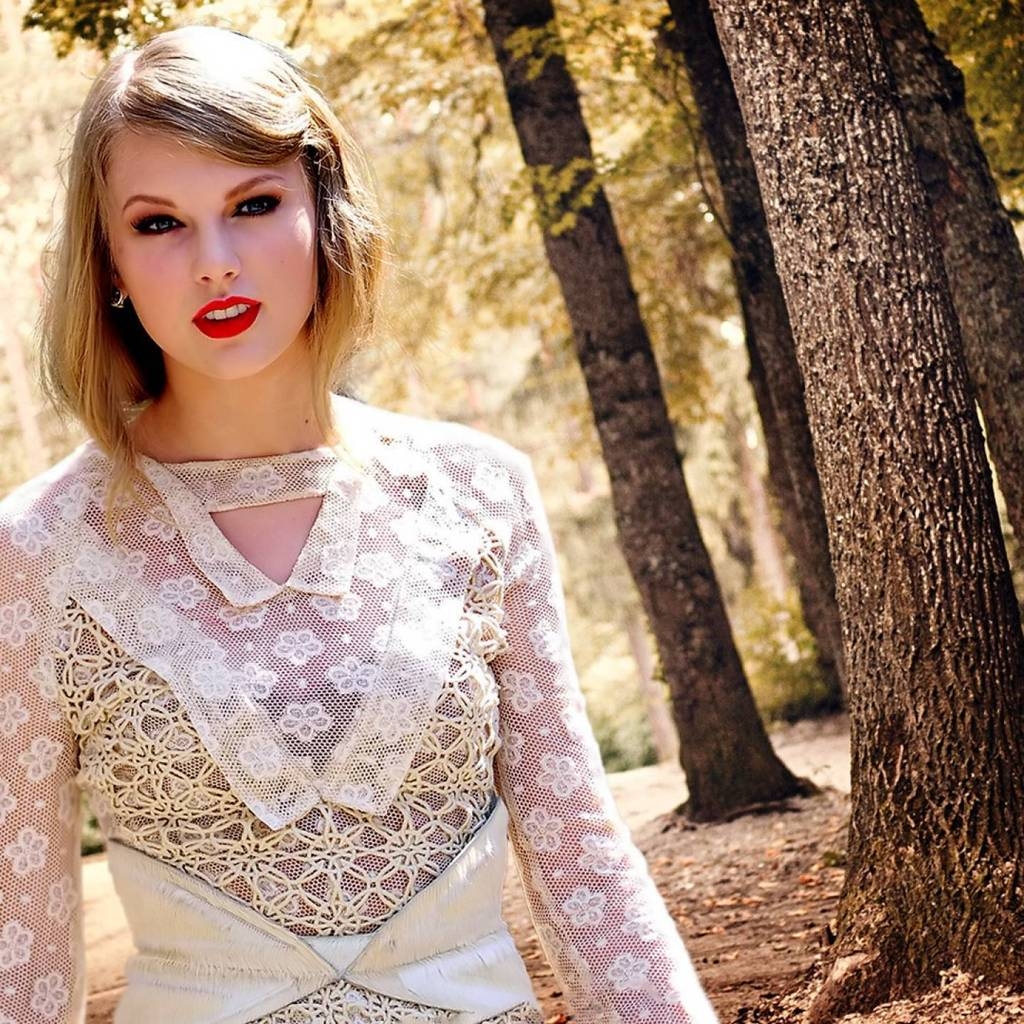 Taylor Swift in Woods for 1024 x 1024 iPad resolution