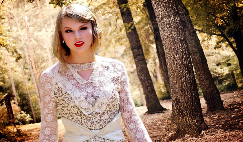 Taylor Swift in Woods for 1024 x 600 widescreen resolution