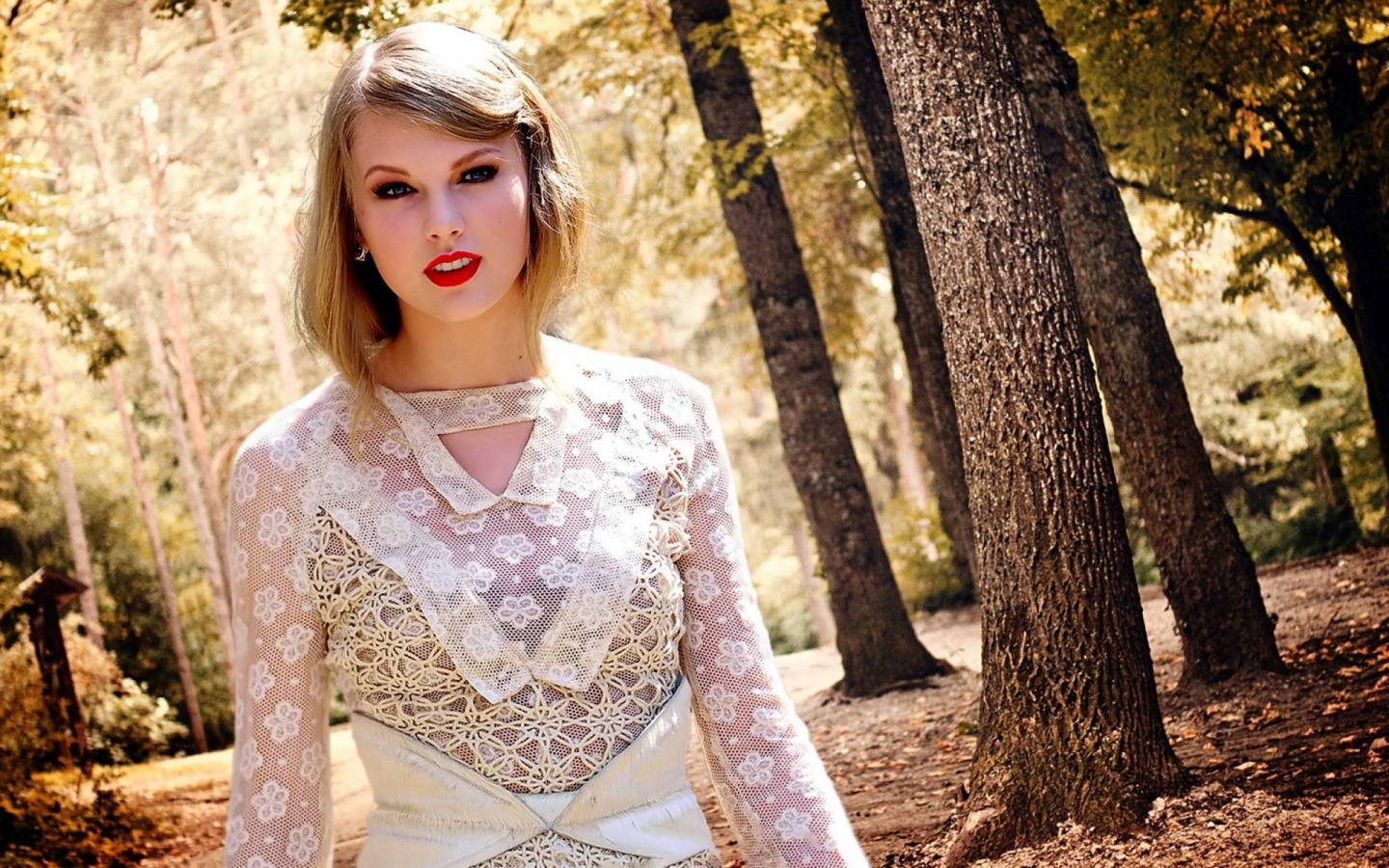 Taylor Swift in Woods for 1440 x 900 widescreen resolution