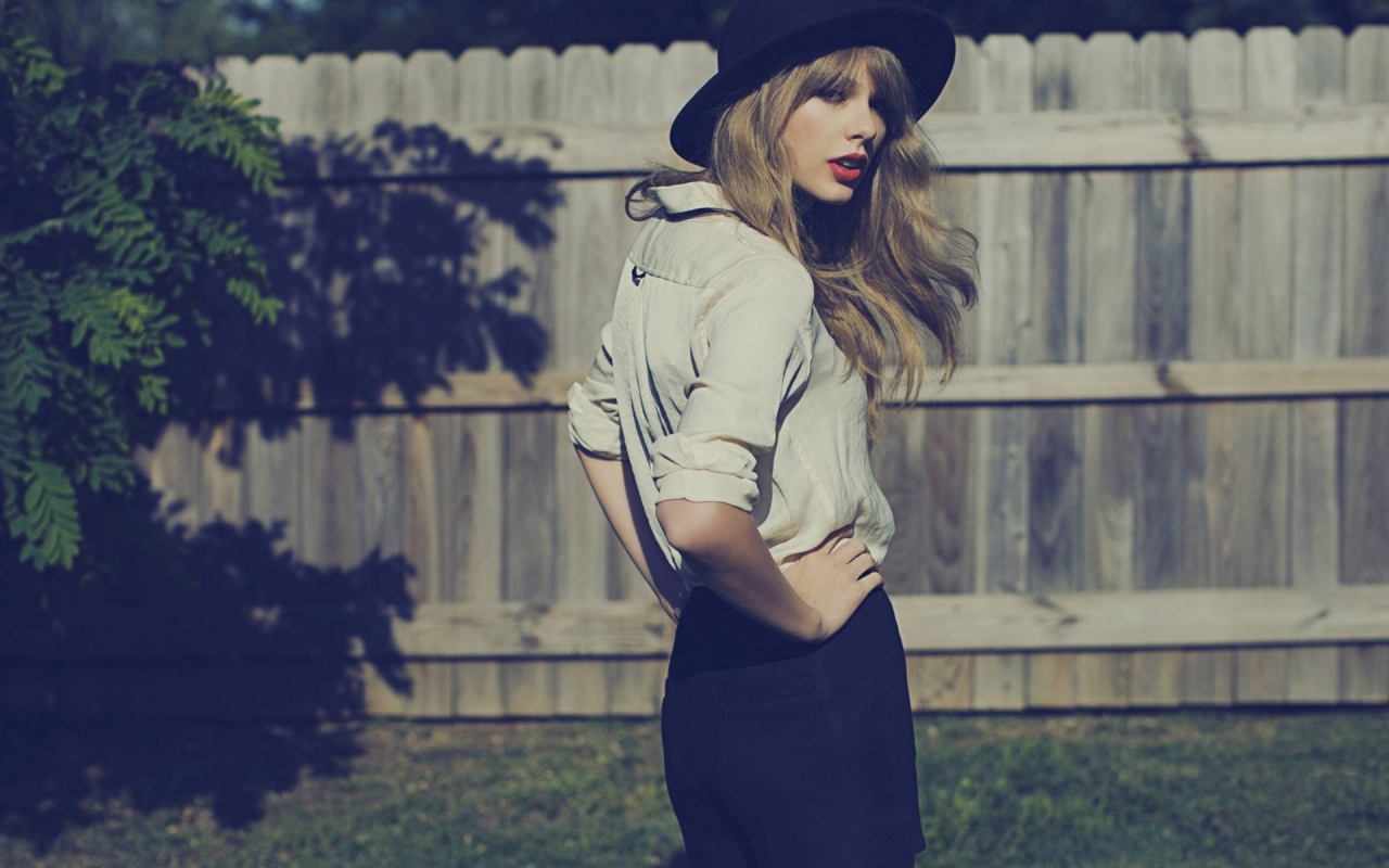 Taylor Swift Pose for 1280 x 800 widescreen resolution
