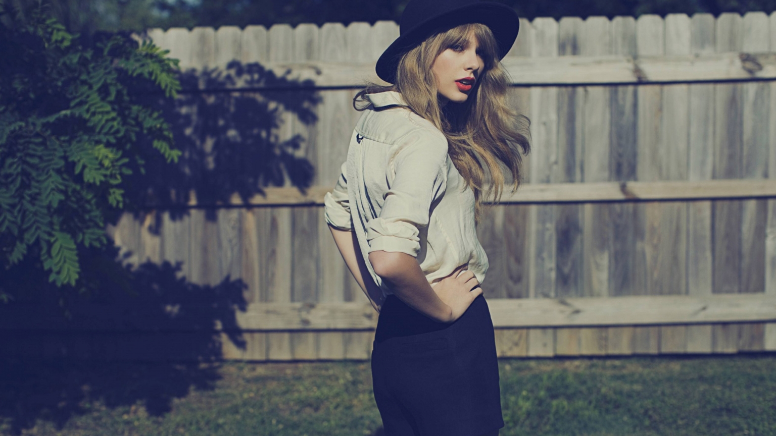 Taylor Swift Pose for 1536 x 864 HDTV resolution