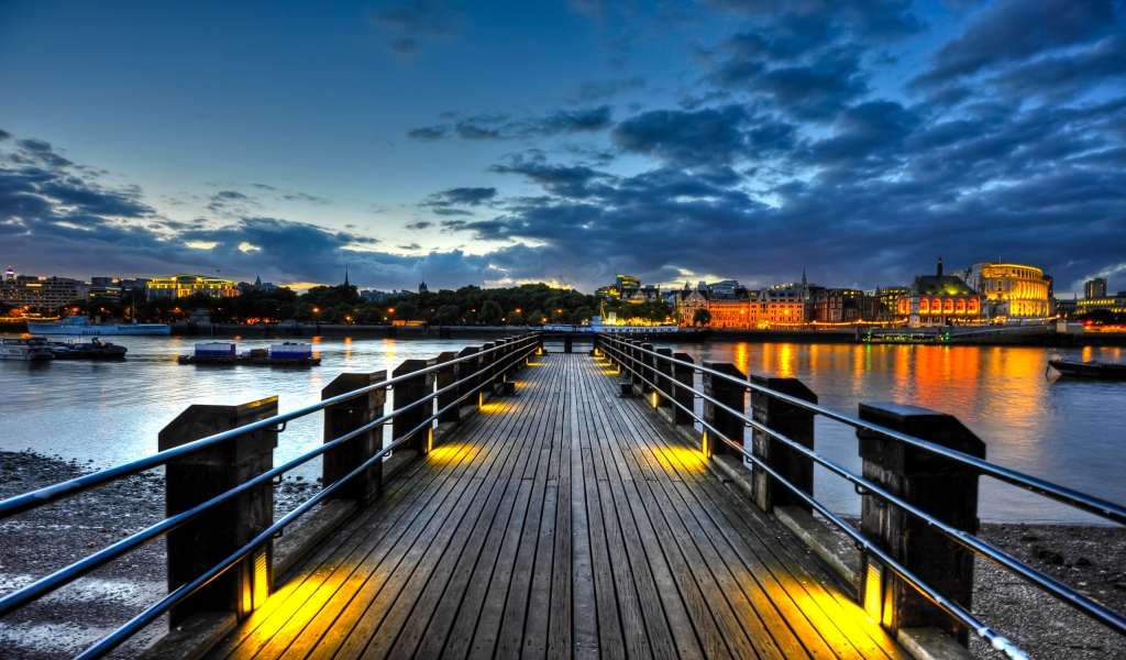 Thames Pier for 1024 x 600 widescreen resolution