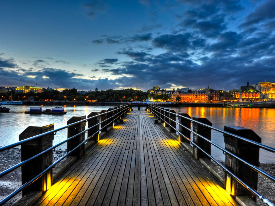 Thames Pier for 1152 x 864 resolution