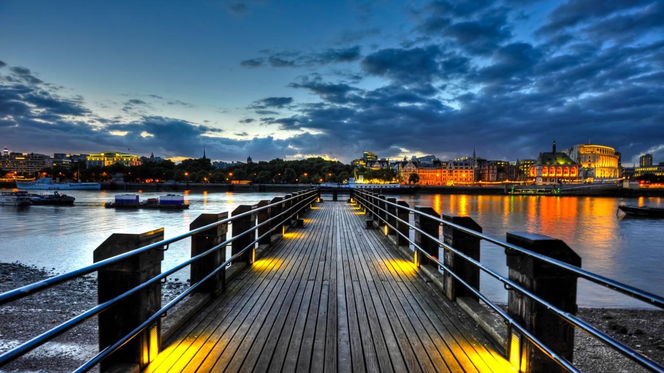 Thames Pier for 1366 x 768 HDTV resolution