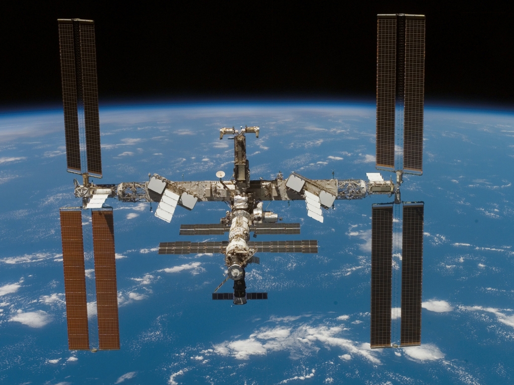 The Big Iss Earth Orbit for 1024 x 768 resolution