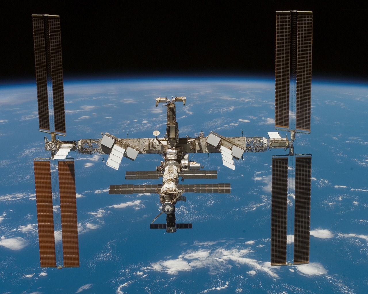 The Big Iss Earth Orbit for 1280 x 1024 resolution