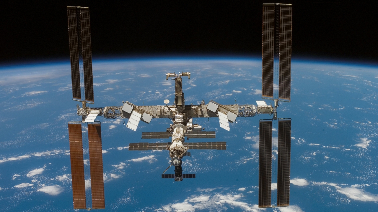 The Big Iss Earth Orbit for 1280 x 720 HDTV 720p resolution