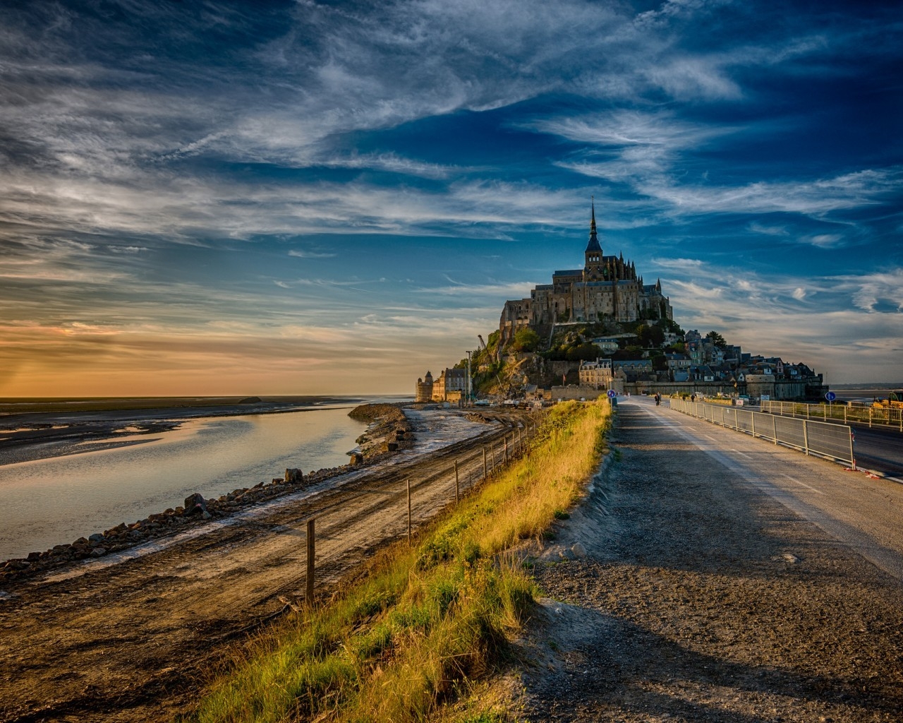 The Island of Mont Saint Michel for 1280 x 1024 resolution