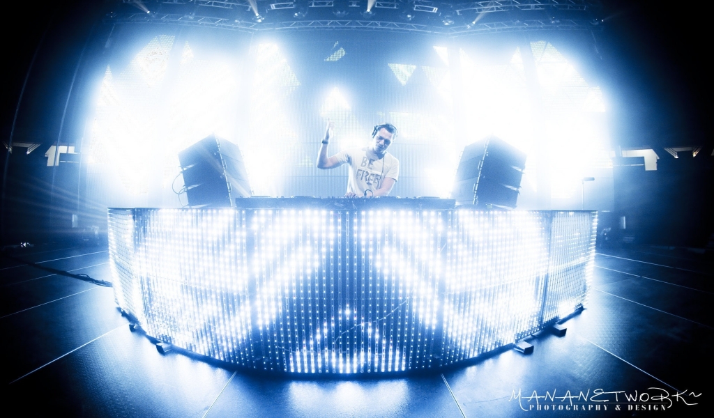 Tiesto Live Mixing for 1024 x 600 widescreen resolution