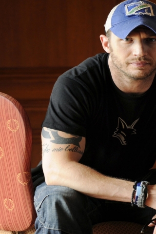 Tom Hardy Cool for 320 x 480 iPhone resolution