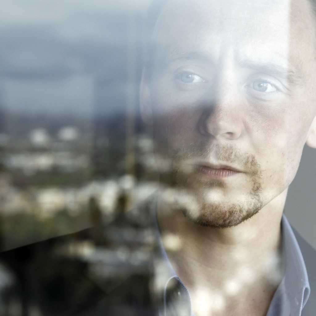 Tom Hiddleston for 1024 x 1024 iPad resolution