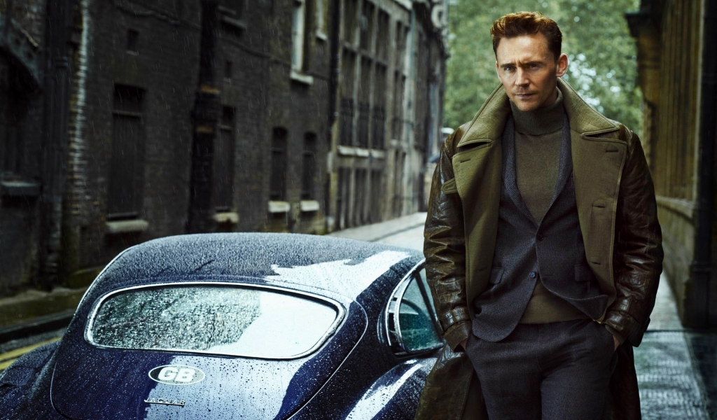 Tom Hiddleston Cool for 1024 x 600 widescreen resolution